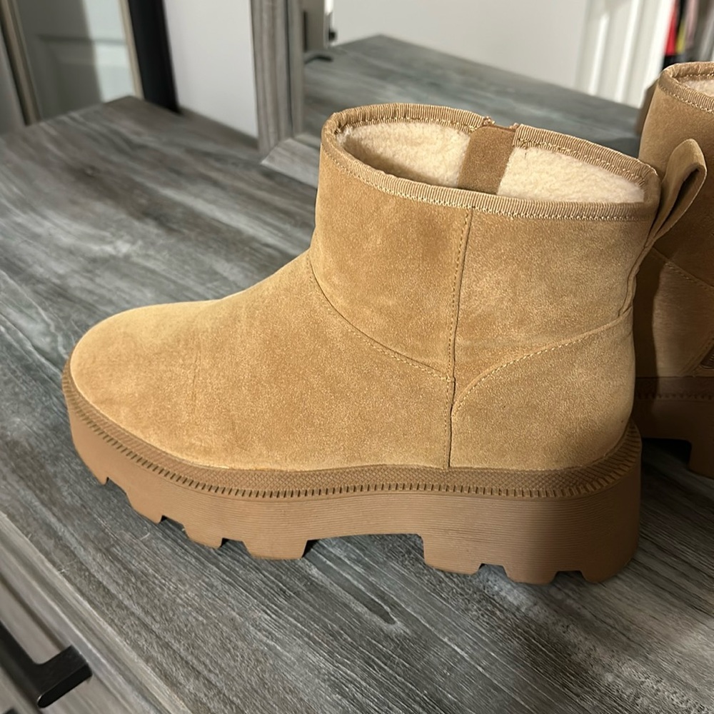 Nice boots, gentle use 2 times